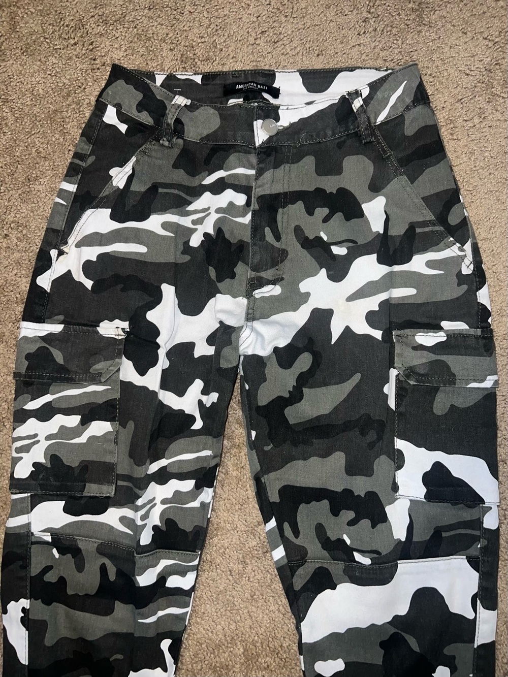 Women’s High Rise Camo Cargo Pants Size M - Picture 3 of 5
